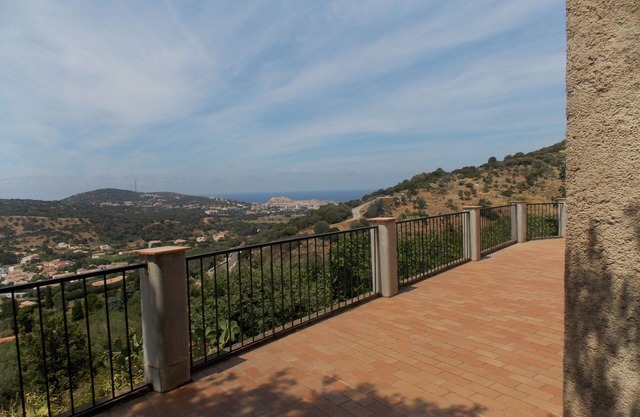 Villa fully equipped, air conditioned, with 2Kms of Ile Rousse, sea and mountain views