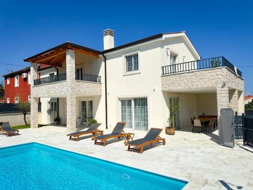 Villa Gaudeo with pool and EV station