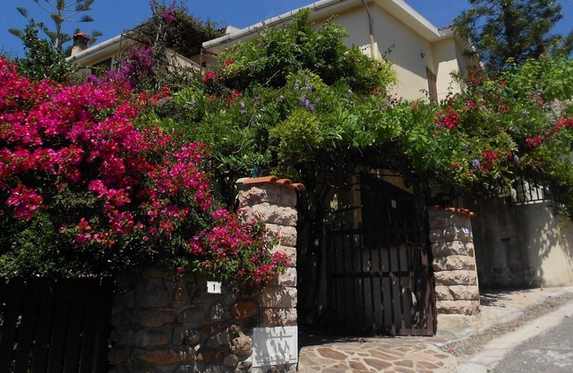 Villa in a spectacular location, great sea view, near the beach