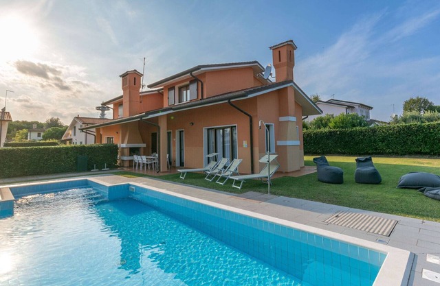 Villa in Albarella with Private Pool & Beach