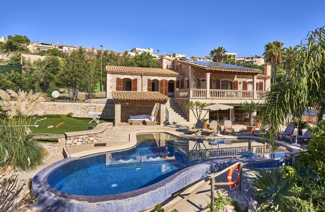Villa in Búger perfect for children with swimming pool, paddle court and large garden