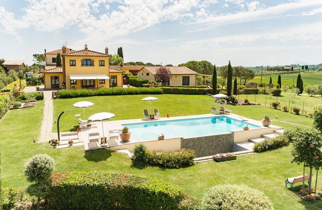 Villa in Creti with 4 bedrooms sleeps 8