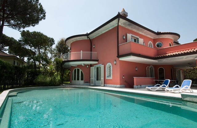 Villa in Forte Dei Marmi with 5 bedrooms sleeps 10