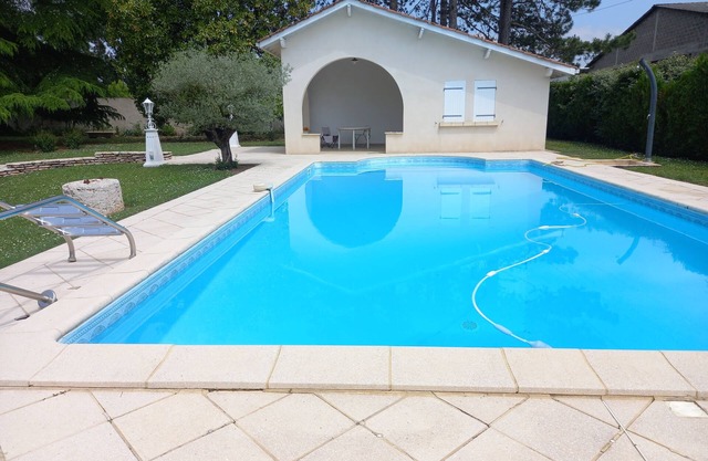 Villa in a 2600 m2 park, 100 m from the Lot with private covered swimming pool