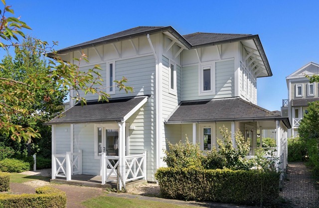 Villa in Hellevoetsluis near North Sea Beach