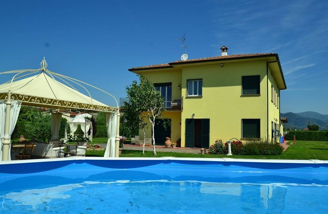 Villa in Montecarlo with Pool and Scenic Views