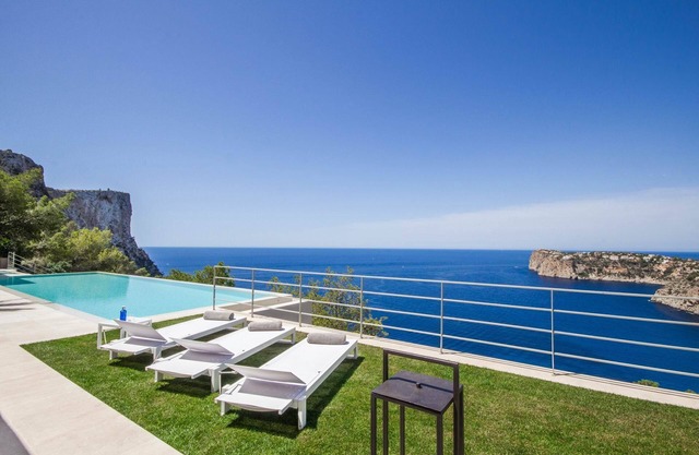 Villa in Palma De Mallorca with 6 bedrooms sleeps 12