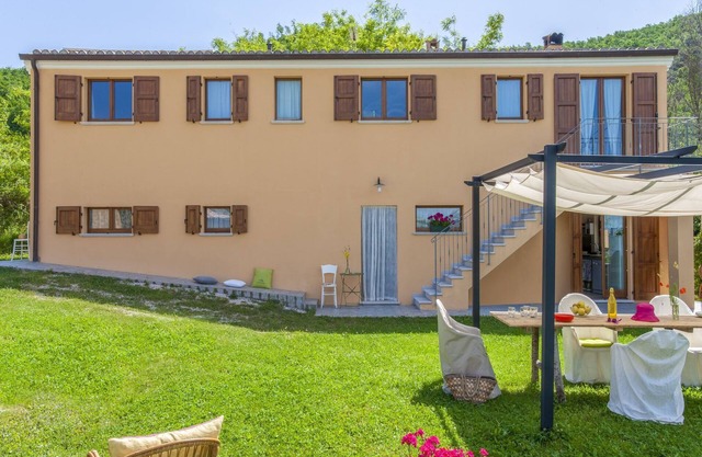 Villa in Pergola with Pool and Beach Nearby