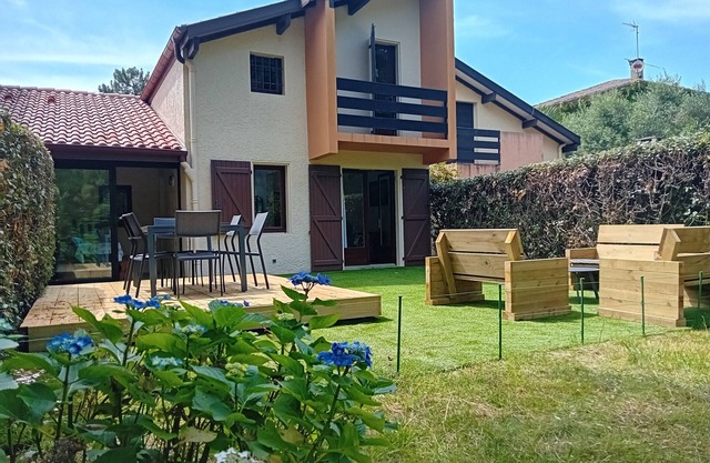 Villa in Seignosse: near forest and ocean, terrace, free parking