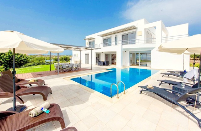 Villa in Tersanas with Sea Views & Pool