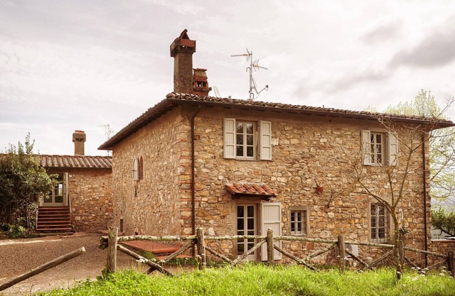 Villa in Tuscany with Heated Pool & Sports Court