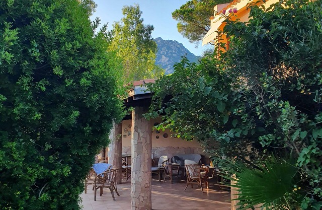 Villa with luxuriant garden, 250 mt from sea