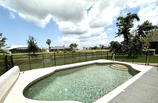 Villa Joyce Ann .Kick Back & Relax! 3/2 Deluxe Home w/ Canal View