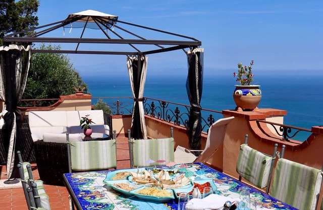 Villa 'L'Infinito' with Sea View, Wi-Fi and Air Conditioning