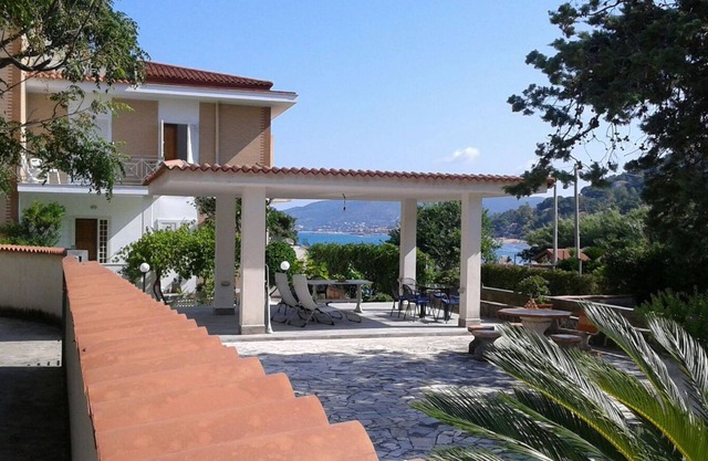 Villa Leucotea, house with garden in the village of Pozzillo 20 meters from the blue sea