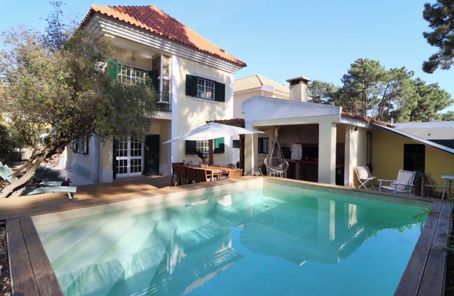 Villa Libra: 5 Bedrooms, Pool, 5min Golf&10min Beach - Your Costa Caparica Oasis