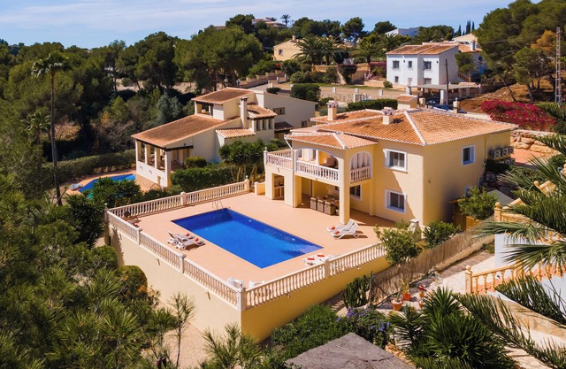 Villa Llesna in Javea, sleeps 10 people, with air conditioning, pool and Wifi