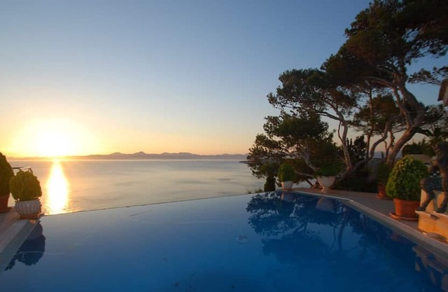 Villa 'Los Cipreses en Bahía Grande' with Sea View, Pool, 2 Terraces & Wi-Fi