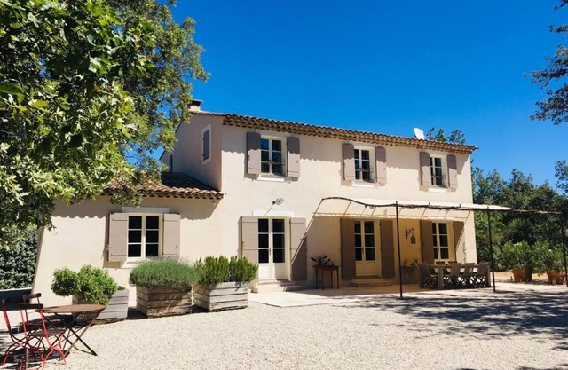 Villa Luberon, with air conditioning & large fairy garden with heated pool and petanque