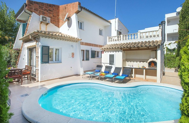 VILLA LUCETA - 15 MIN WALK TO THE BEACH