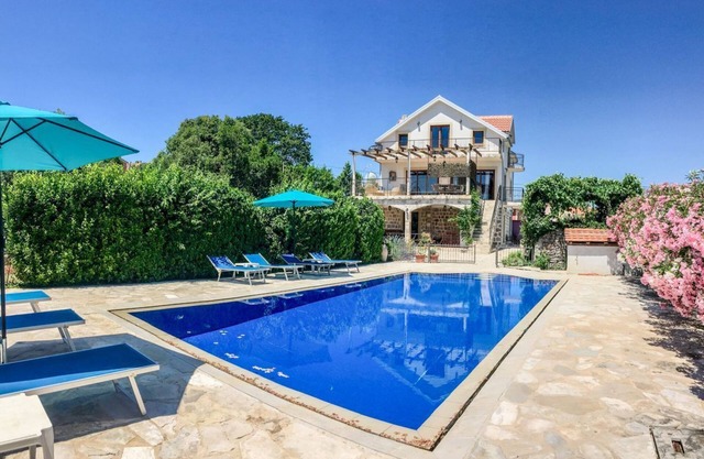 Villa Lustica - Four Bedroom Villa, Sleeps 8