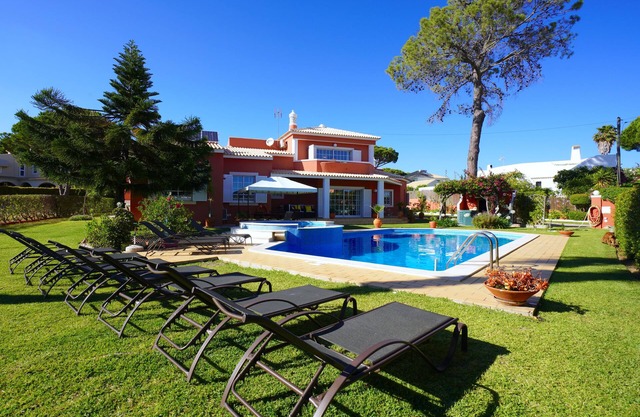 VILLA LUZ, with 7 bedrooms, 7 WC, swimming pool, beautiful garden, near Golf and beaches