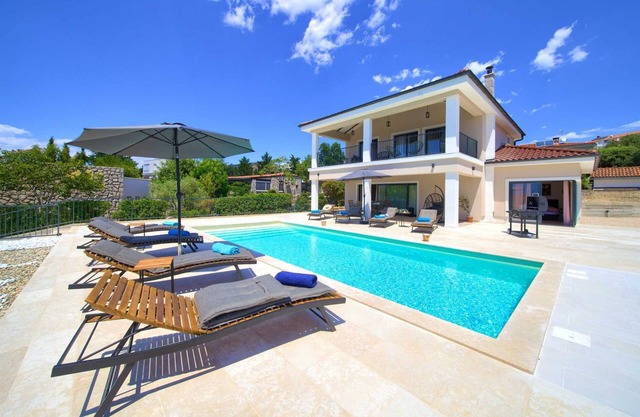 Villa MAGNIFICA with pool