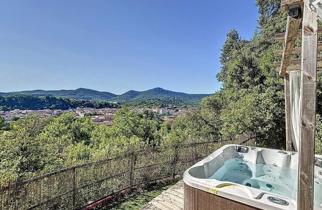 Villa Mahana with swimming pool, jacuzzi, wooded grounds 30 minutes from the beach!