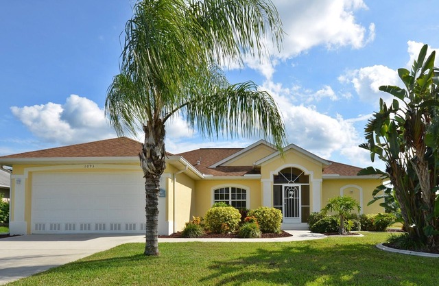 Villa Marco, Sleeps 5, Private Heated Spa & Sunbathing, Rotonda, Florida