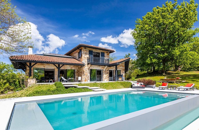 VILLA MENDI - PANORAMIC VIEW ON LA RHUNE, HEATED POOL - ASCAIN