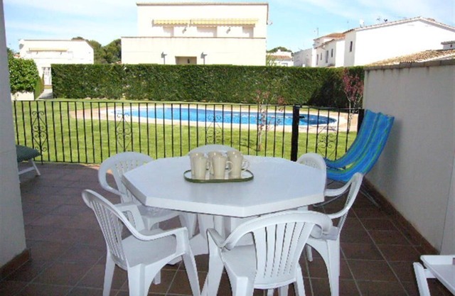 Villa Mimoses with community pool and garden, A/C, WIFI and 300m to beach