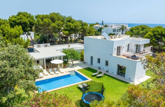 Villa 'Mon Obert' with Sea View, Wi-Fi and Air Conditioning