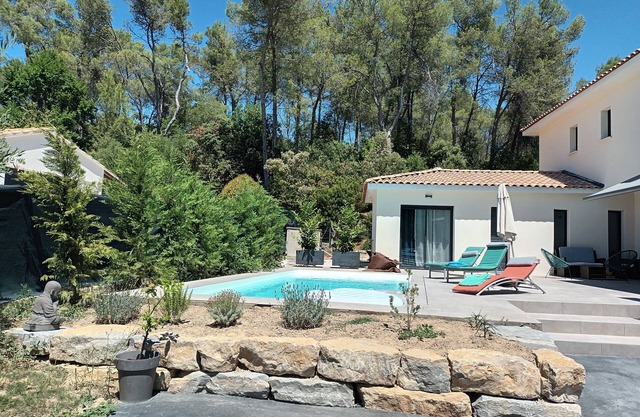Villa Neuve 180m² Isolée Hauteurs Prades le Lez : 4 Vastes Chambres, Piscine 8x4