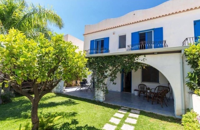 Villa Oliana: Elegant Oasis with Garden and Relaxation in Marina di Ragusa