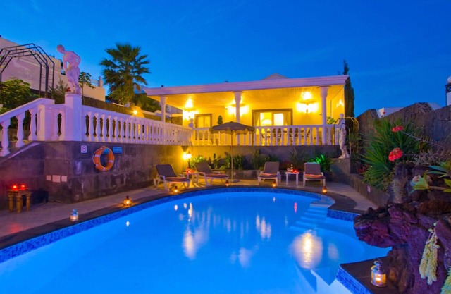 Villa Olivier, Puerto Del Carmen, Lanzarote, Luxury 2 bed/2 bath Private Pool.