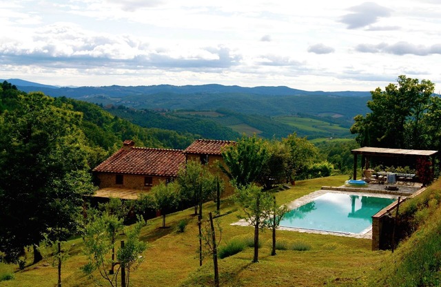 Villa on Chianti hill in heart of Tuscany, super-large pool, 14 ha plot