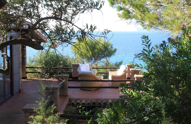 VILLA ON THE SEA WITH OUTDOOR POOL AND PRIVATE ACCESS TO THE SEA