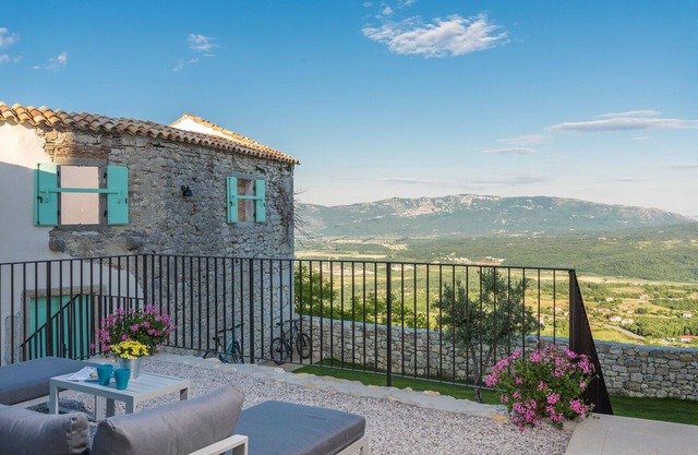Villa Paola with Roof-pool in Central Istria