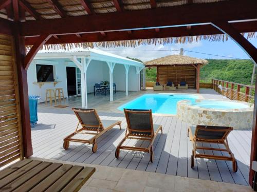 Villa piscine privee a Le Marin vue sur la mer avec jardin