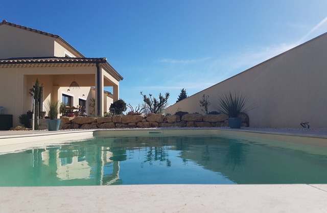 Villa Roc'Angel with swimming pool for 8 near Chateauneuf du Pape and Avignon