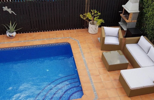 Villa Rosa with private saltwater pool. Close to padel courts and all amenities.