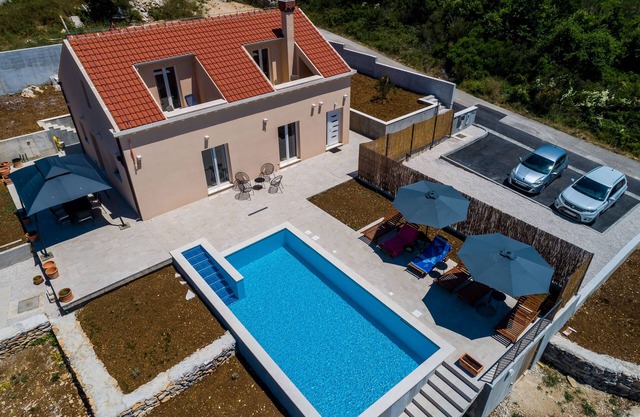 Villa Rubea - Three Bedroom Villa with Terrace and Swimming Pool