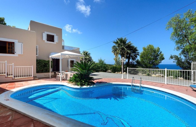 VILLA SA DESCOBERTA - Private villa with pool and sea views, free WIFI. Located in area paradise!