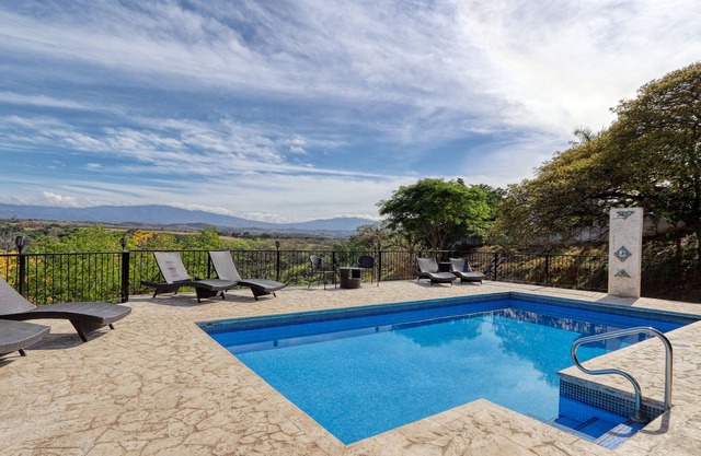 Villa Serenidad: secluded home, warm private pool, river walk, amazing 180° view