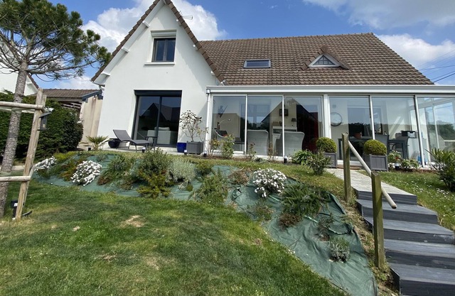 Villa située à 250 m de la plage et 100 m du golf