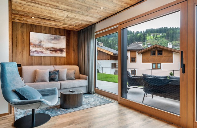 Villa Sofia Apartment 'O' with Mountain View, Private Terrace and Wi-Fi
