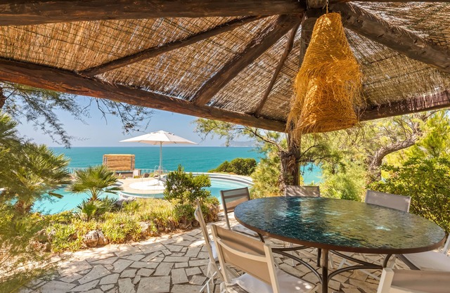Villa Storica con Piscina e Accesso al Mare