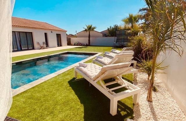 Villa swimming pool 6 persons garden not overlooked