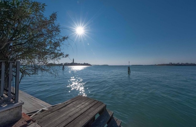 Villa Une: garden, beach and culture in Venice.