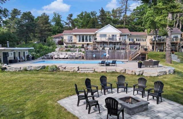Villa Verde: Private Lake ~ Hot Tub ~ Pool ~ Sauna